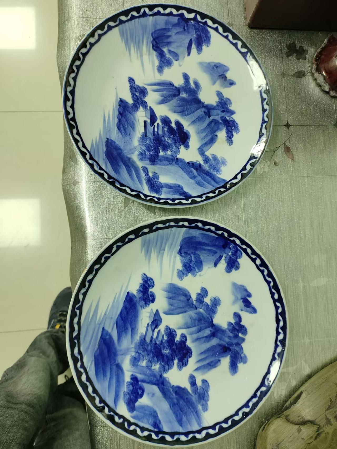 东瀛遗珍：伪满时期日本青花山水纹盘一对品鉴

这对青花山水纹盘，是日本殖民时期留