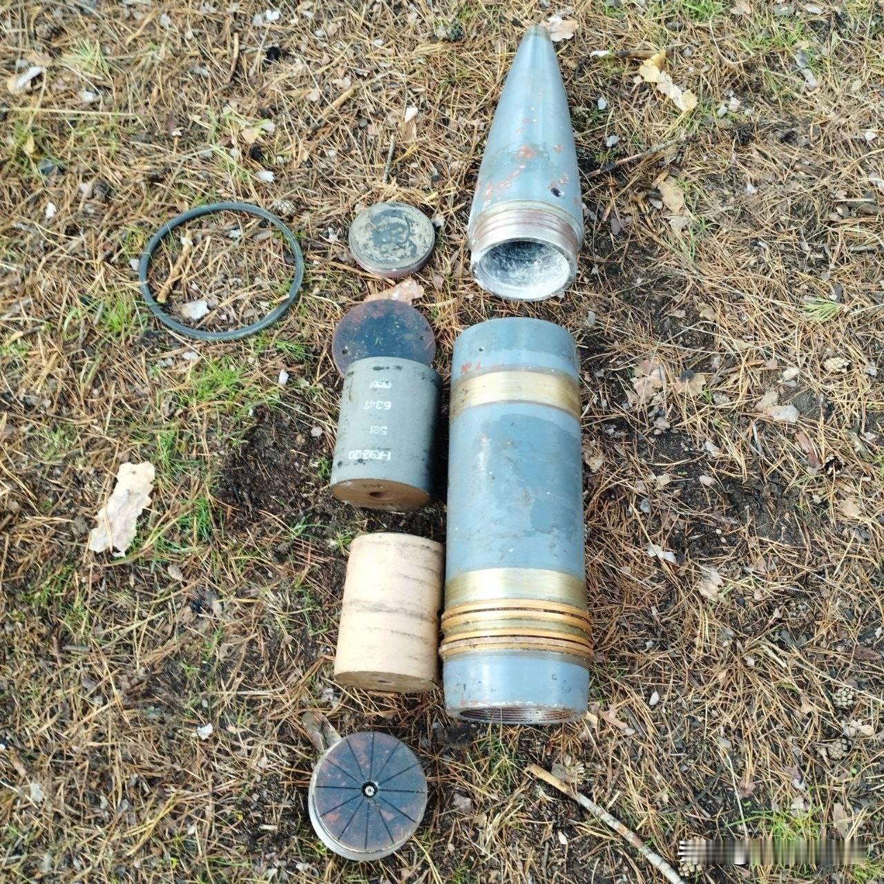 俄军使用的朝鲜M1989“谷山”170毫米自行火炮一枚被拆解的炮弹。

152m