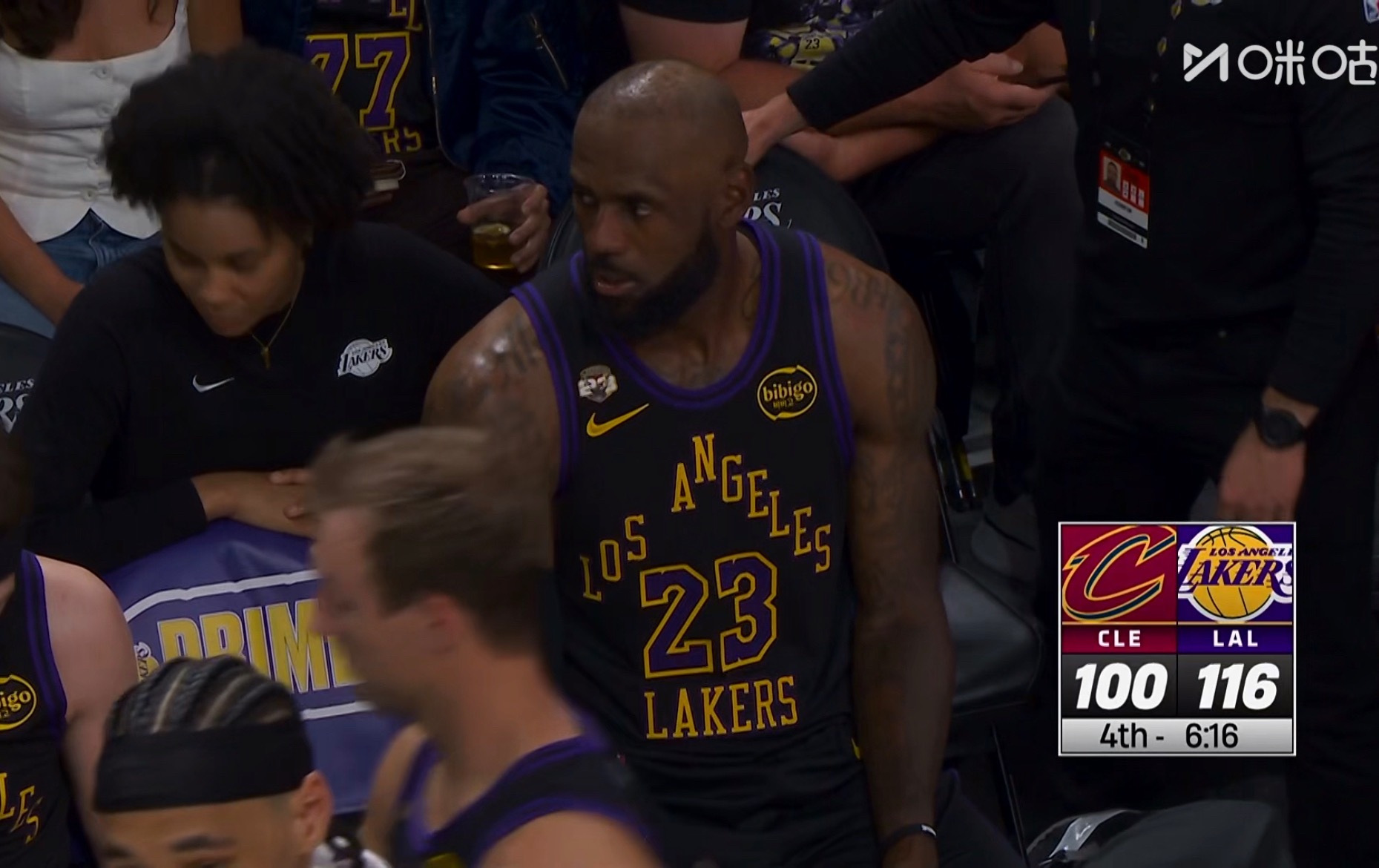 对面的角色球员在追分