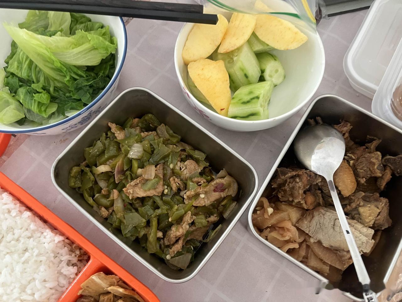 随手拍的工作餐，让大家看看好吗简简单单的工作餐，配上自己带的菜，荤素搭配很舒服。