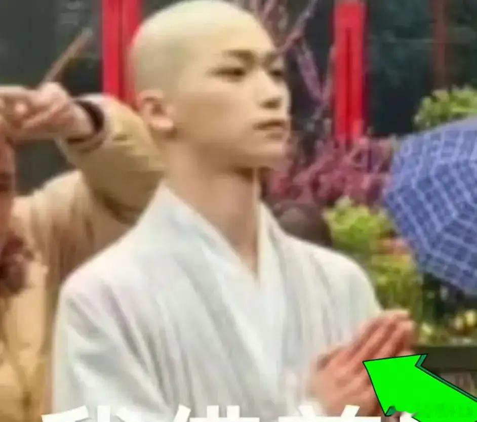 梓渝带着假发就来了 哈哈哈……这假发造型也太有反差感了吧！是演和尚时的造型图被翻