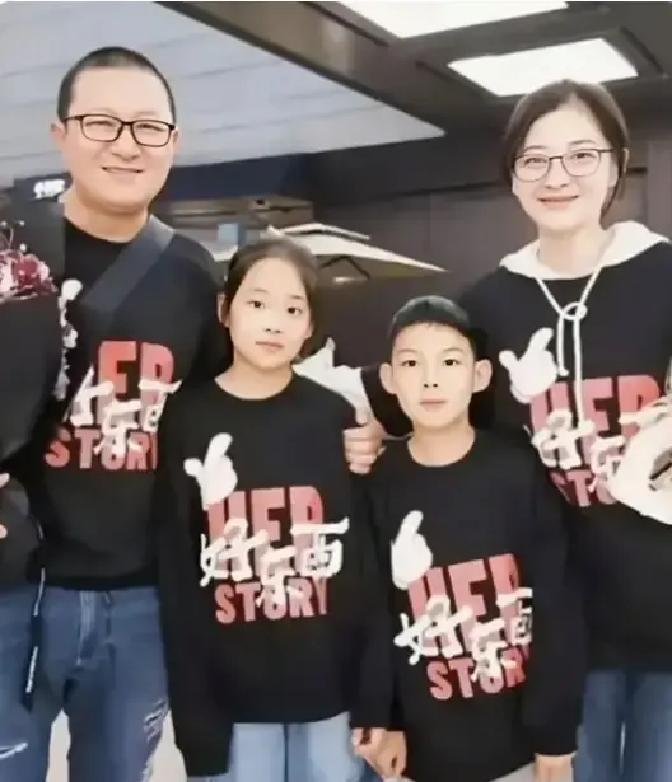 梅婷带着11岁女儿曾慕梅去电影节走红毯，小姑娘穿白裙像小大人，媒体镜头追着拍。