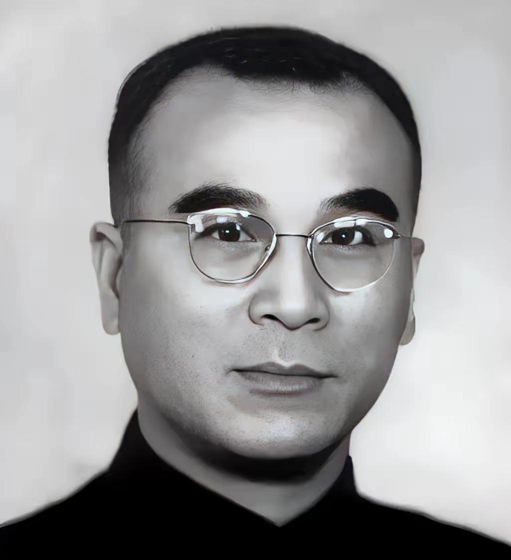 1949年，南京上万名政治犯即将被集体处决，一个国民党高官冒死拦下屠刀，30年后