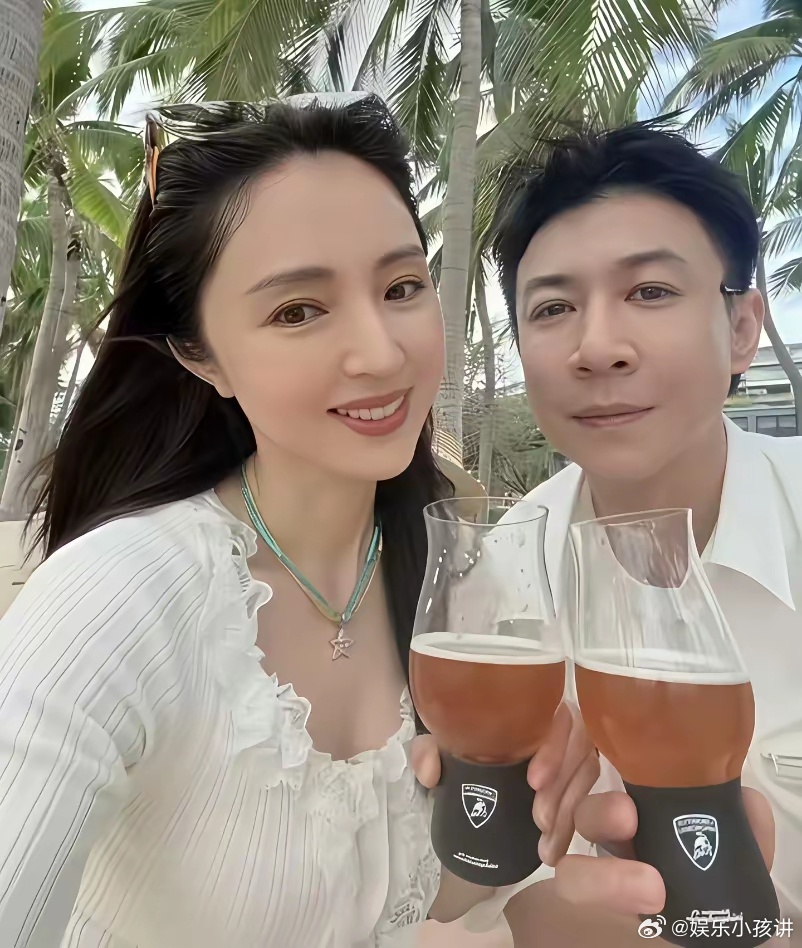 这次张维伊和董璇吃饭火速买了单 ，而且在结账的时候也不戴耳机了。有人问张维伊这次