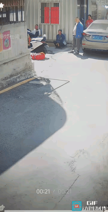 自己粗心大意
周围人也够冷漠
如果你在现场，会伸出援手吗