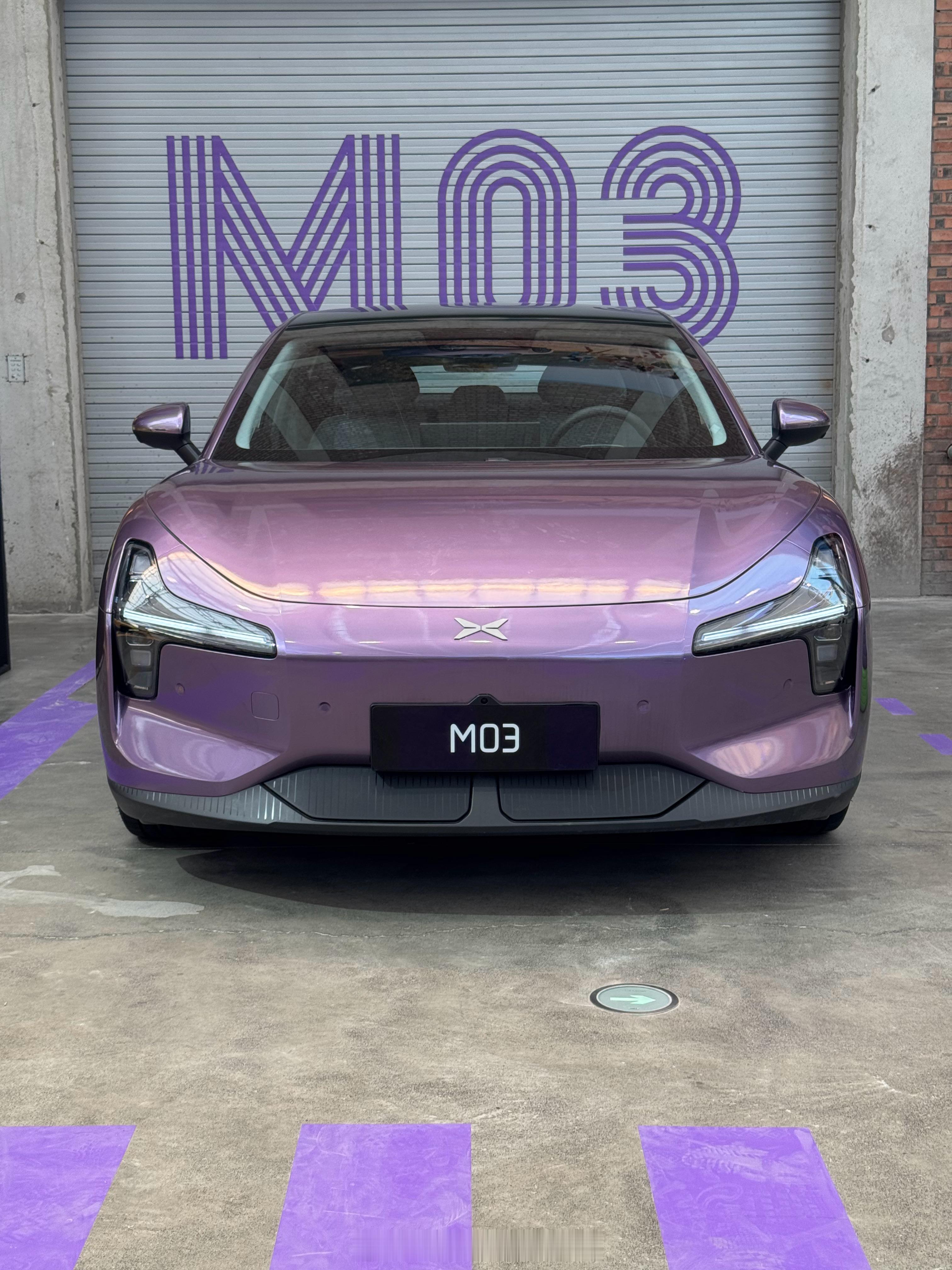 小鹏MONA发布会太会玩了小鹏MONA现在新车没有几个出挑的颜色，你是不好意思跟