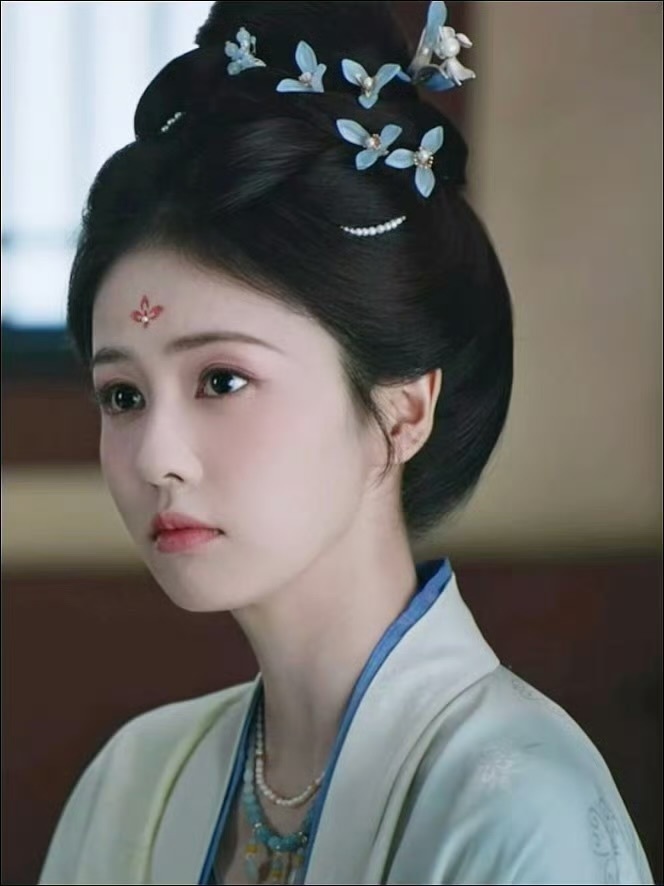 白鹿  月亮从不属于任何人但在某一刻你的光真实的照亮了我白鹿莫离白鹿叶璃