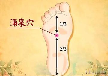 常按这个穴位，提升你的男性魅力

都说双脚是人的“第二心脏”。脚底穴位密集、汇集
