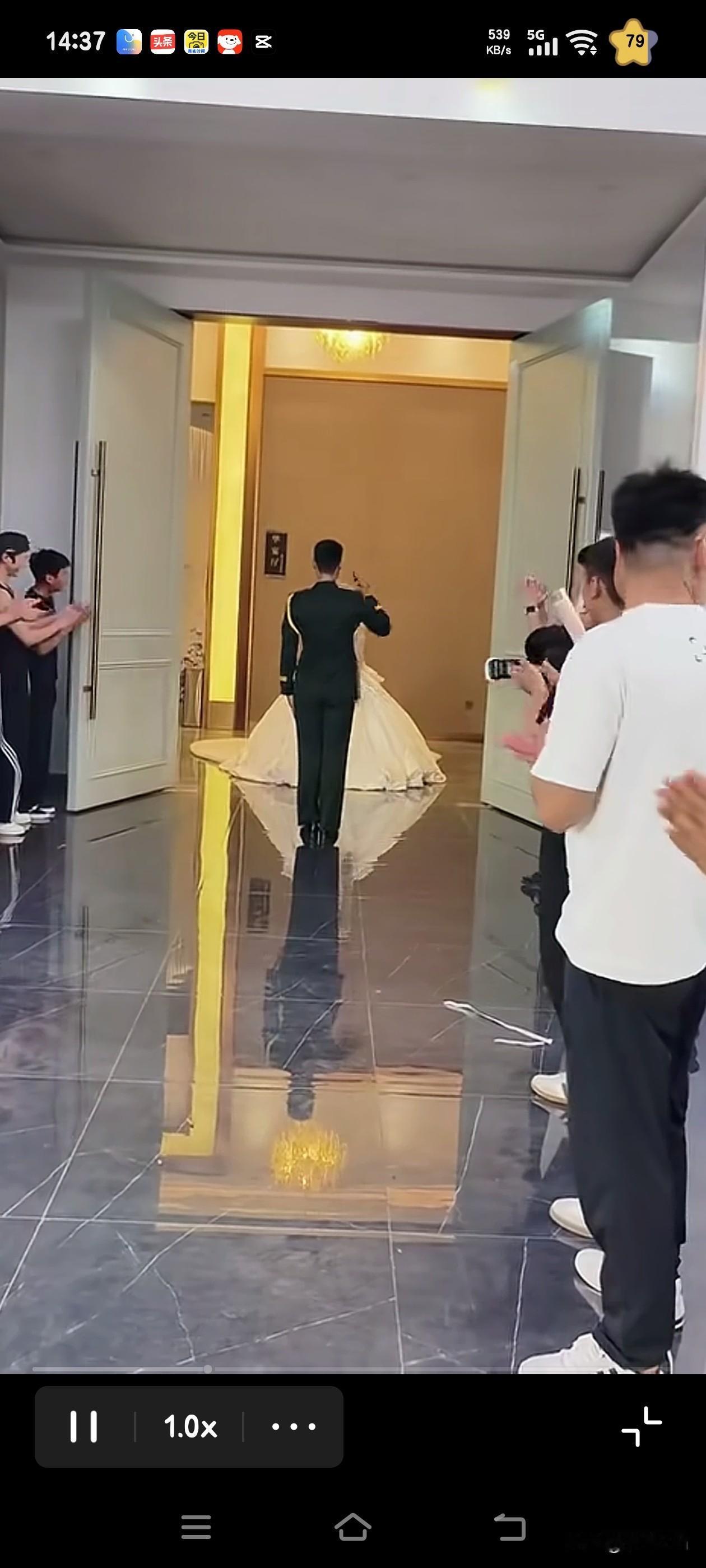 军人在婚礼上能否穿军装呢？
这场婚礼的视频下方，评论区里很多人建议不要穿军装。关