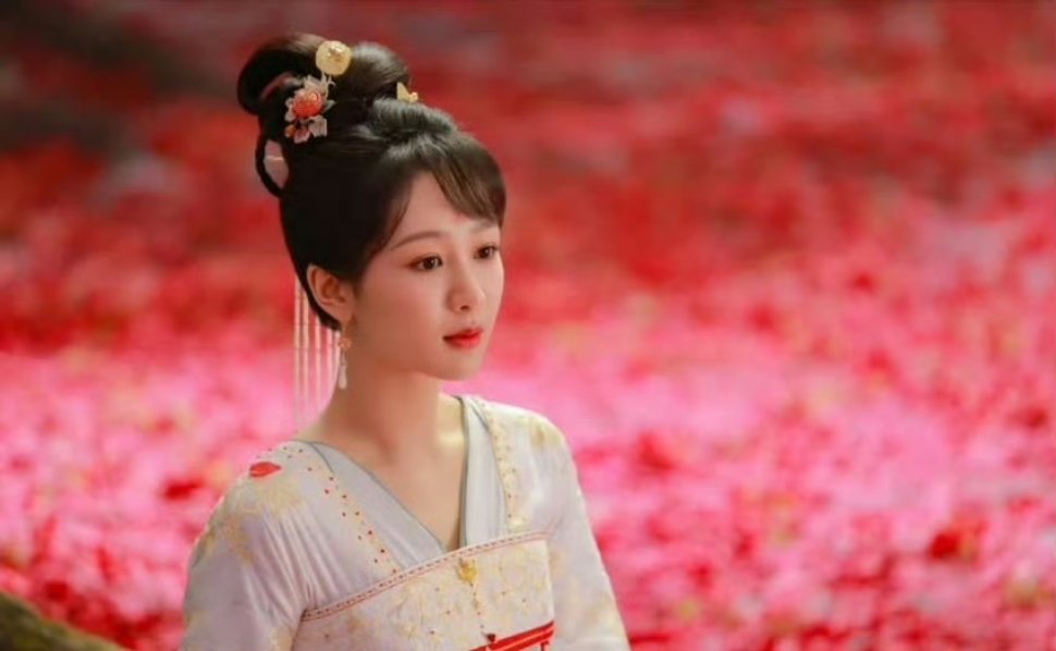 #杨紫31岁状态#欢迎来到31岁的杨紫的世界！[求饶]前几天奥运火炬手生图超绝，
