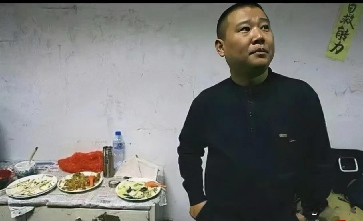郭德纲为什么有一种柔和的傲气，因为他是真正少数的白手成腕，极其稀有，清澈至极。他