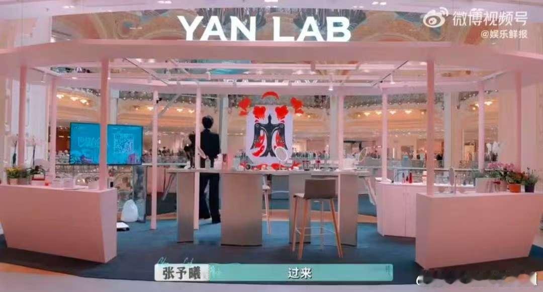 张予曦黑旗袍硬控巴黎风情巴黎合伙人 家人们谁懂啊！张予曦在巴黎穿黑旗袍逛颜YAN