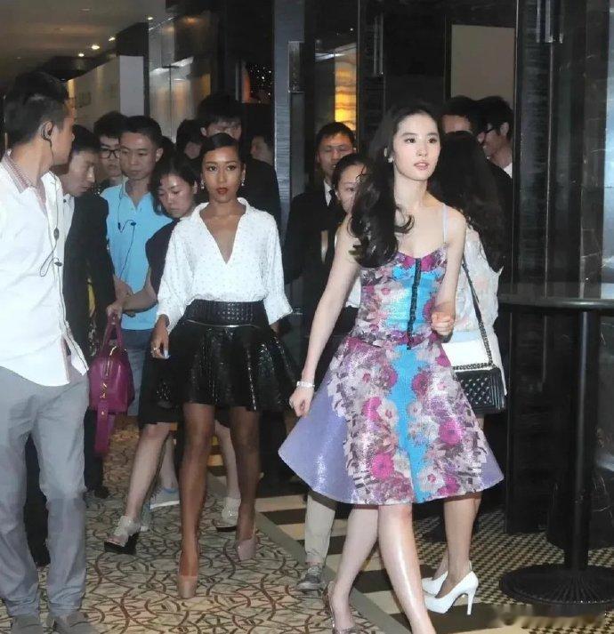 与刘亦菲同框，方知气质出众非易事，不是人人都能在她的光环下毫不逊色。 ​​​