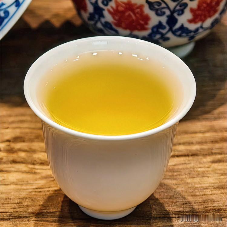 《春茗花笺·浣溪沙体》
风卷花香入画檐，茶烟袅处意纤纤。一瓯春色醉韶年。眼底芳菲