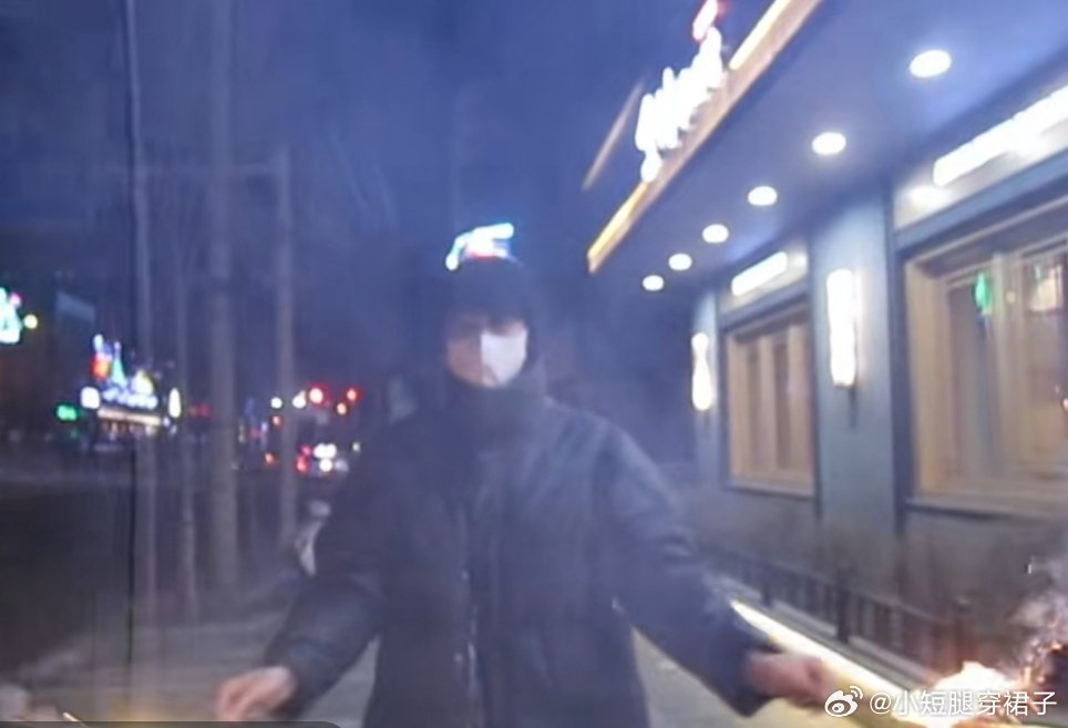 田栩宁 九成美绝对是ai，绝对是假的。你看脸上的痣位置都不一样，你看嘴巴都歪了。