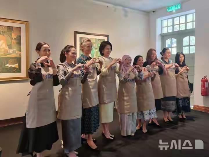 2025年，阿努廷妻子在韩国参加APEC峰会，她观看了韩国表演。不得不说，韩国传