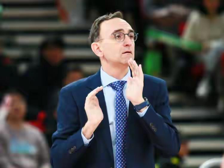 辽宁男篮在更换了主教练，杨鸣离开主教练岗位后，辽宁用一场大胜开始了改变后的精神面