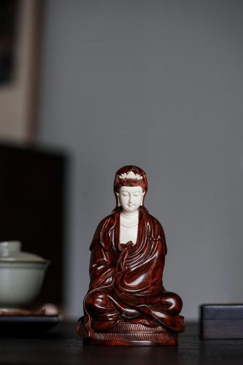 有些观音，一眼便觉庄严；有些观音，却让人不自觉安静下来。

小叶紫檀沉稳如夜色，