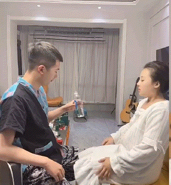 这大巴掌挨得，你说你没事逗她干啥啊？
