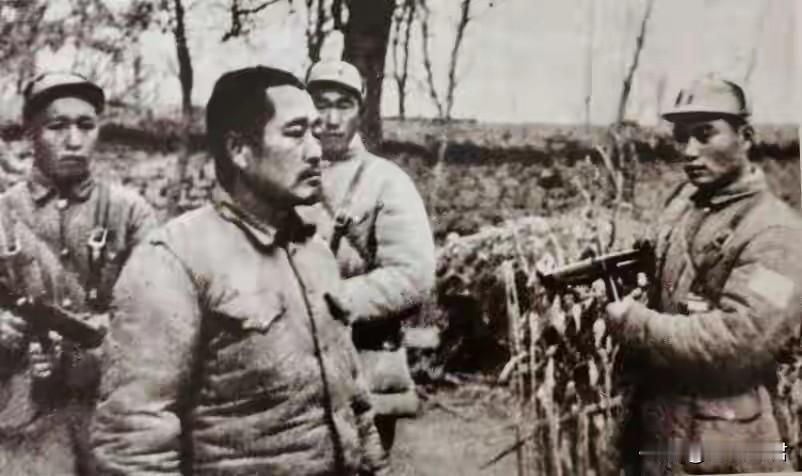 杜聿明落网记

杜聿明化装“俘虏”，企图逃跑，结果真正当了俘虏。
1948年12