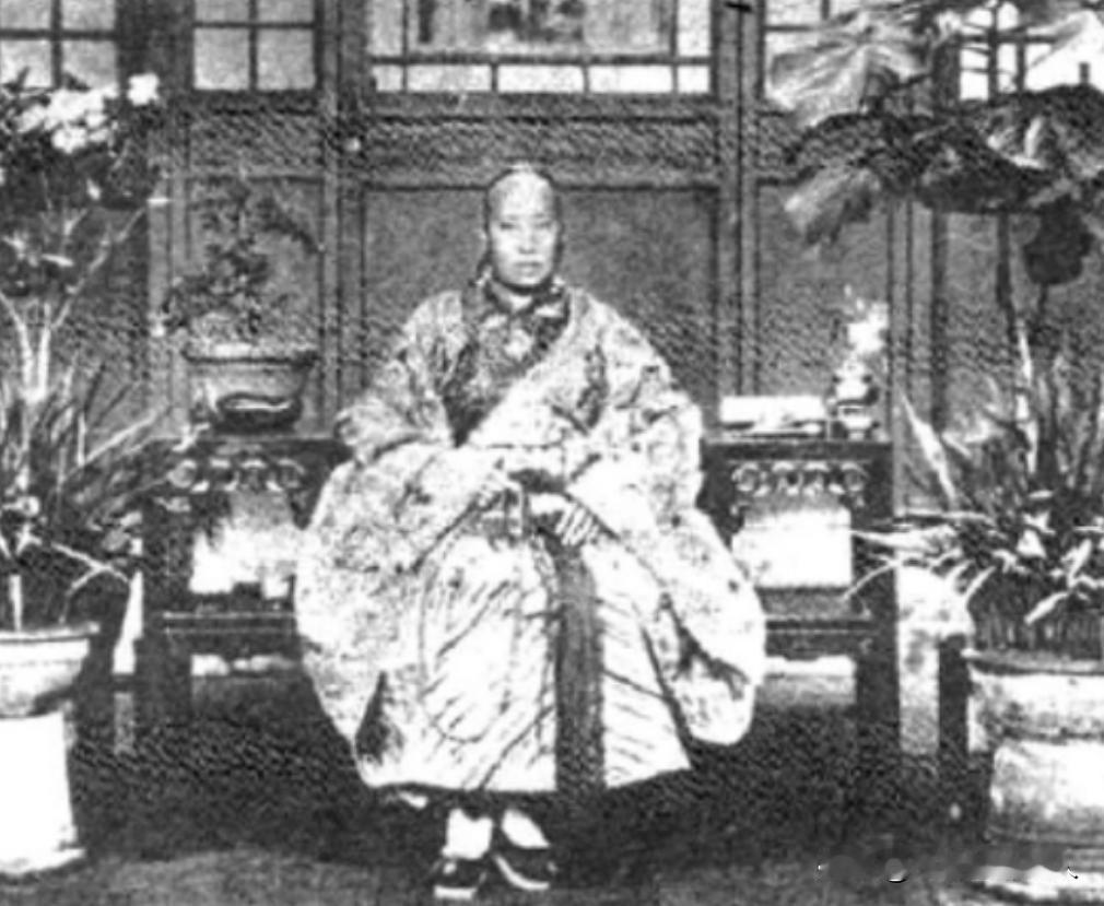 大太监安德海被杀后，慈禧本来很是愤怒，可在得知安德海死后被扒掉裤子，当街展示，笑