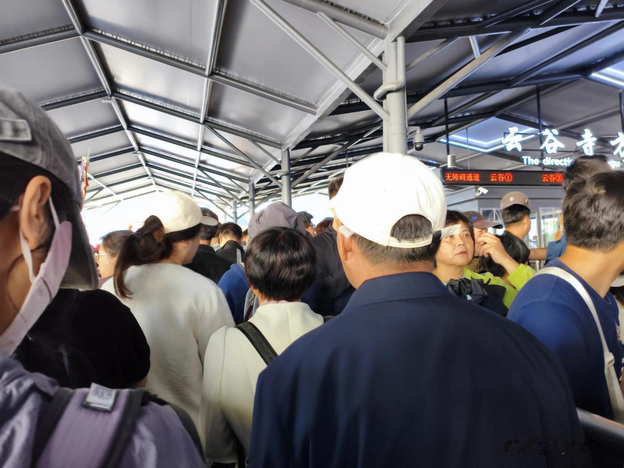 今天既不是周末，也不是节假日，怎么黄山玉屏景区就那么多人。我们是赶了大早，到景区