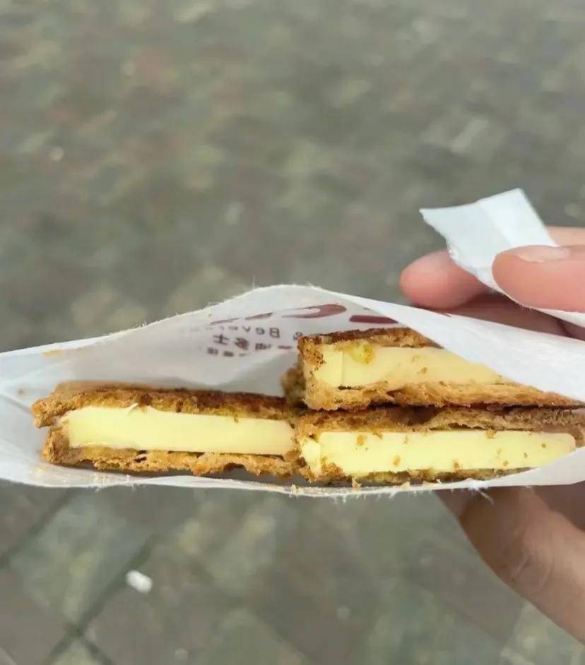 别焦虑了，我27了才3800...
一个月就放纵一次，跟朋友吃饭还要提前算好预算