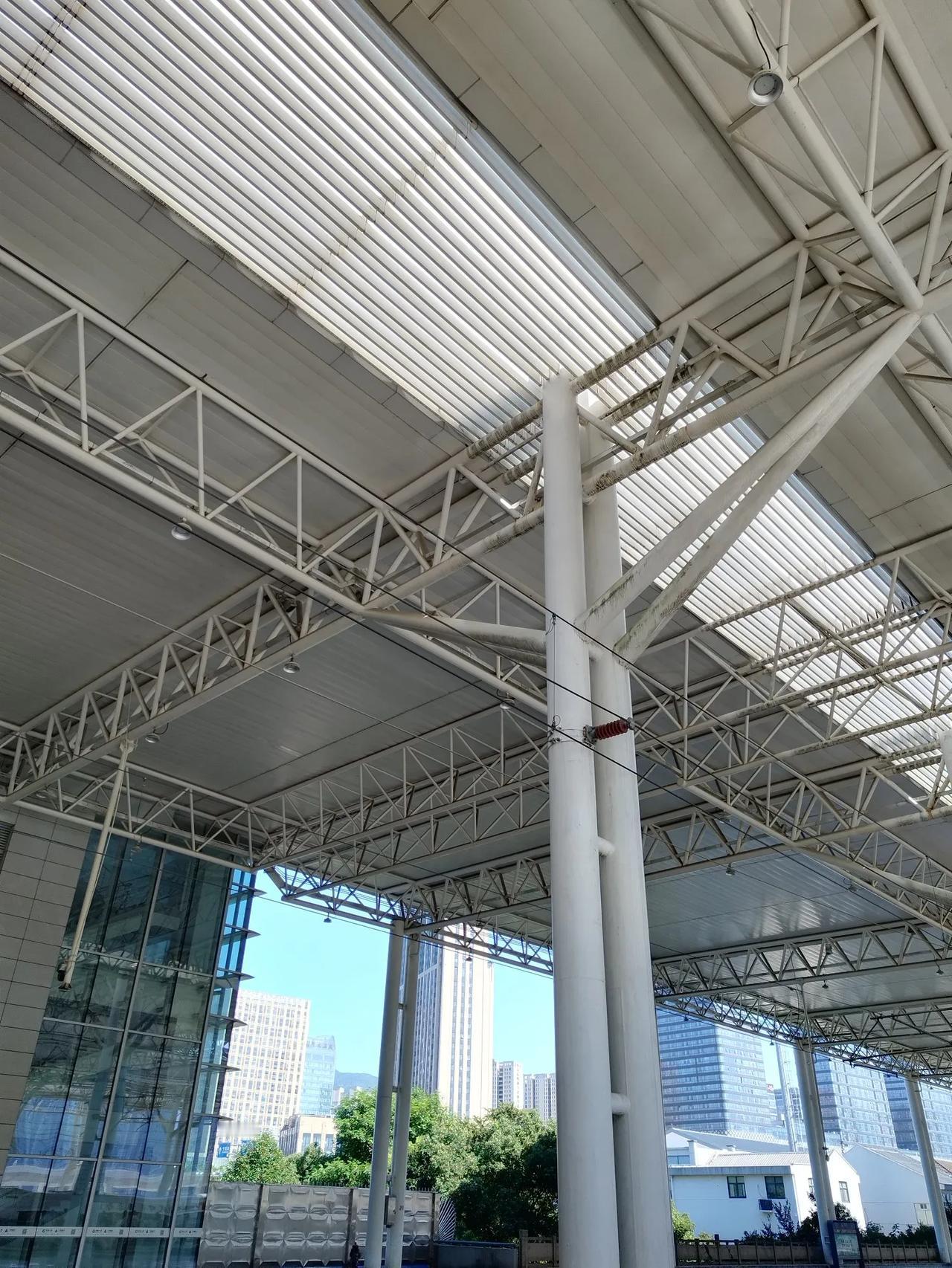 融资金额小+租期短+租金高，不符合融资租赁合同主要特征，驳回诉请。原告甘某诉被告