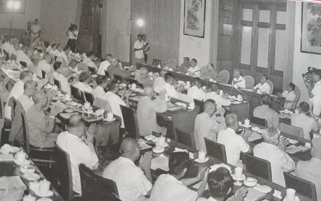 1966年8月5日，八届十一中全会召开，主席台上能看到当时的六大常委。