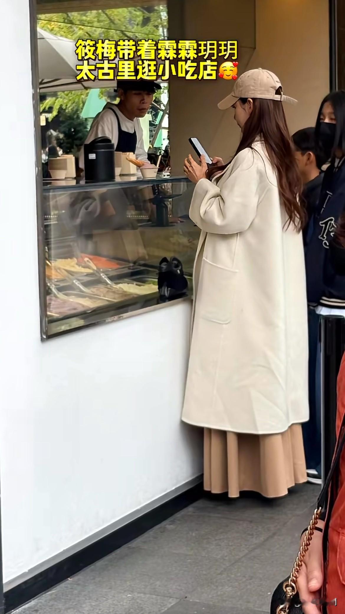 马筱梅是位很美的好妈妈，
她也不过才33岁
她就能理解 宽容 厚爱她人的孩子，