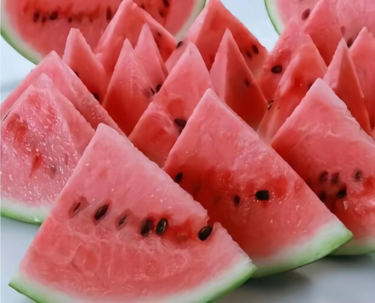 夏季吃西瓜必避3个误区，悄悄滋生海量细菌
夏季高温，清甜多汁的西瓜是解暑刚需。很