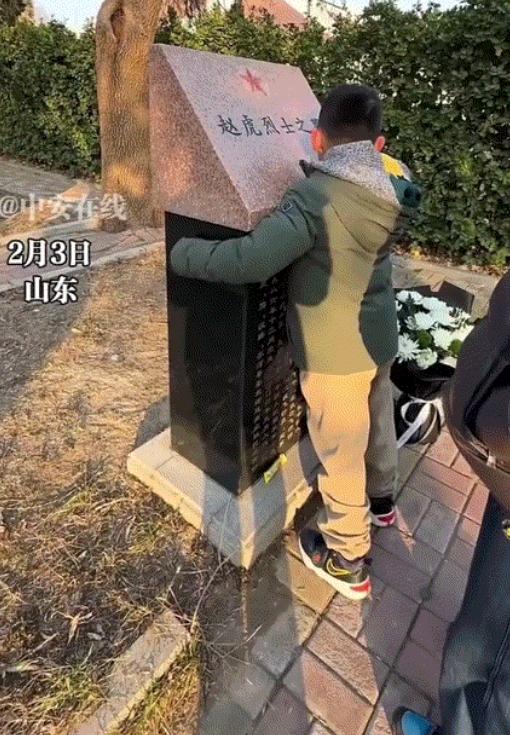 看哭了，山东，一妈妈带着两孩子，第一次去给去世6年的烈士爸爸扫墓，不料去的路上孩