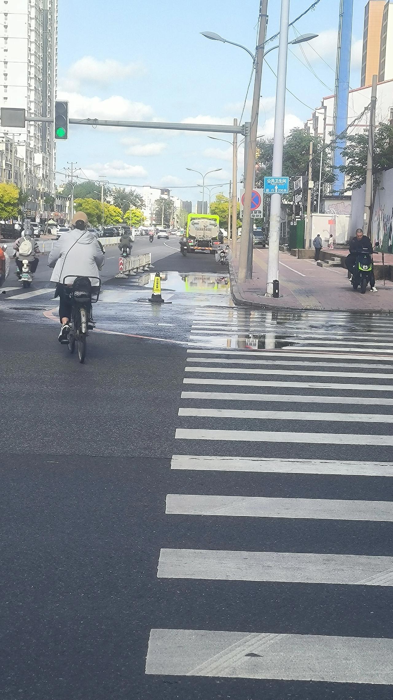 发现保定城区道路一处积水，影响出行安全

坐标保定。
今天下午4点左右 ，路过盛