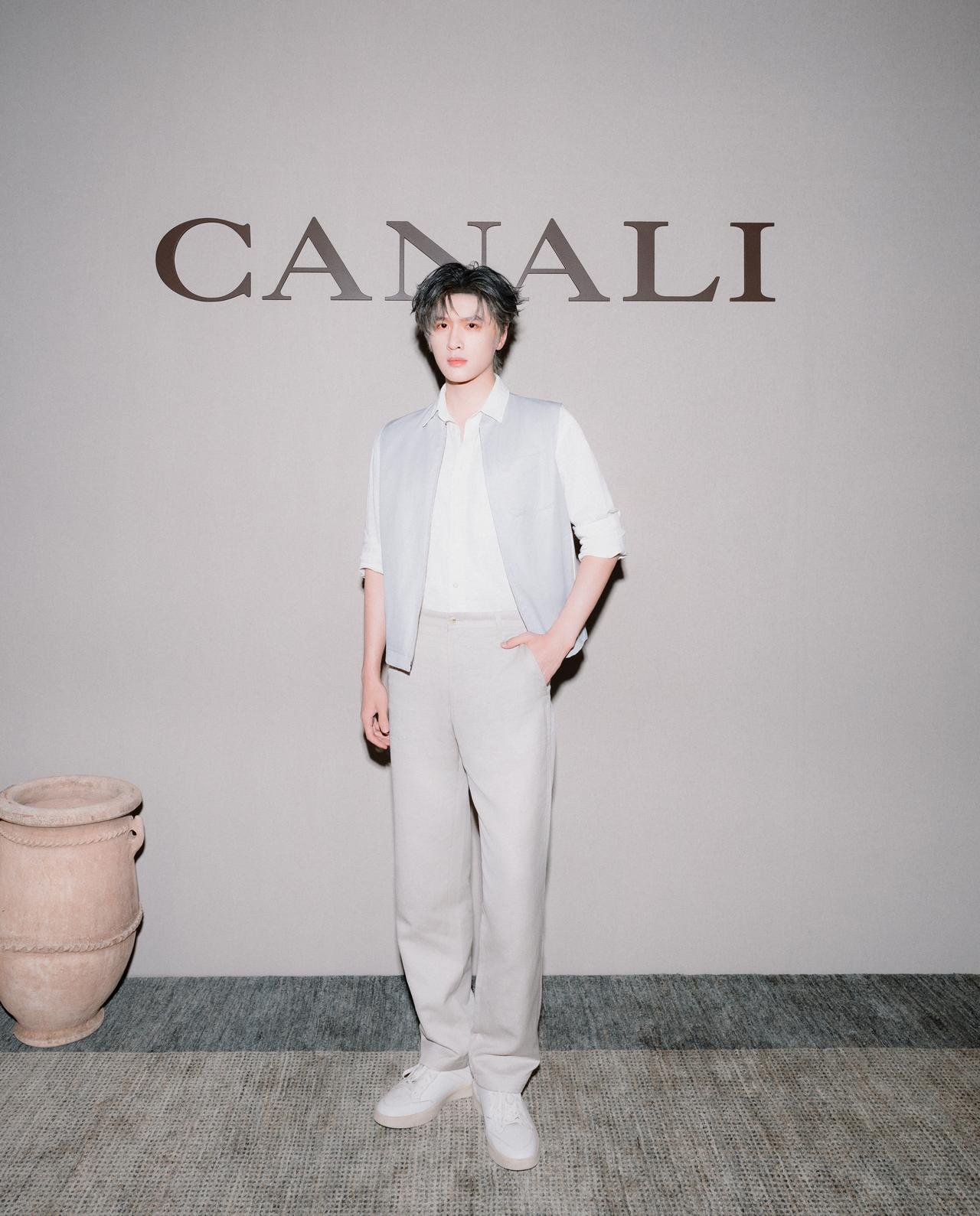 @展轩 出席CANALI2027春夏系列 发布会，浅色系舒朗穿搭诠释新季春夏风貌