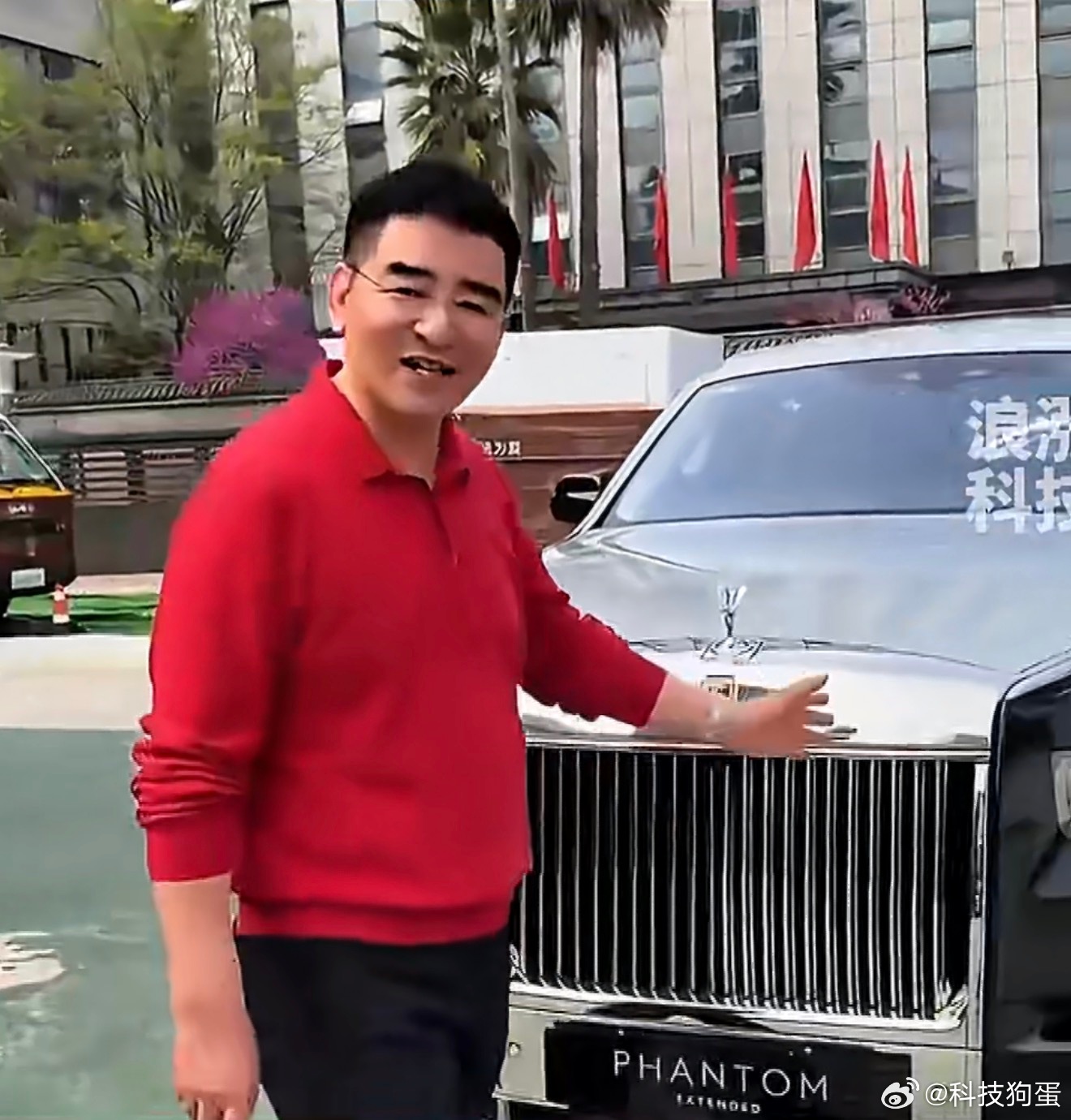 又是顾客在张雪机车门店闭眼下单，又是陈光标要送张雪千万豪车的。人火了以后就是不一