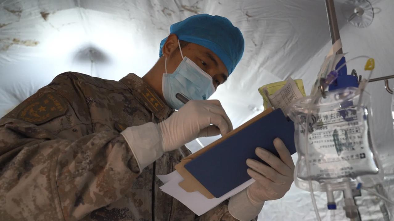 郜小岳，集团军医院血液内分泌科副主任。从军27载，他始终扎根岗位，甘于奉献，荣立