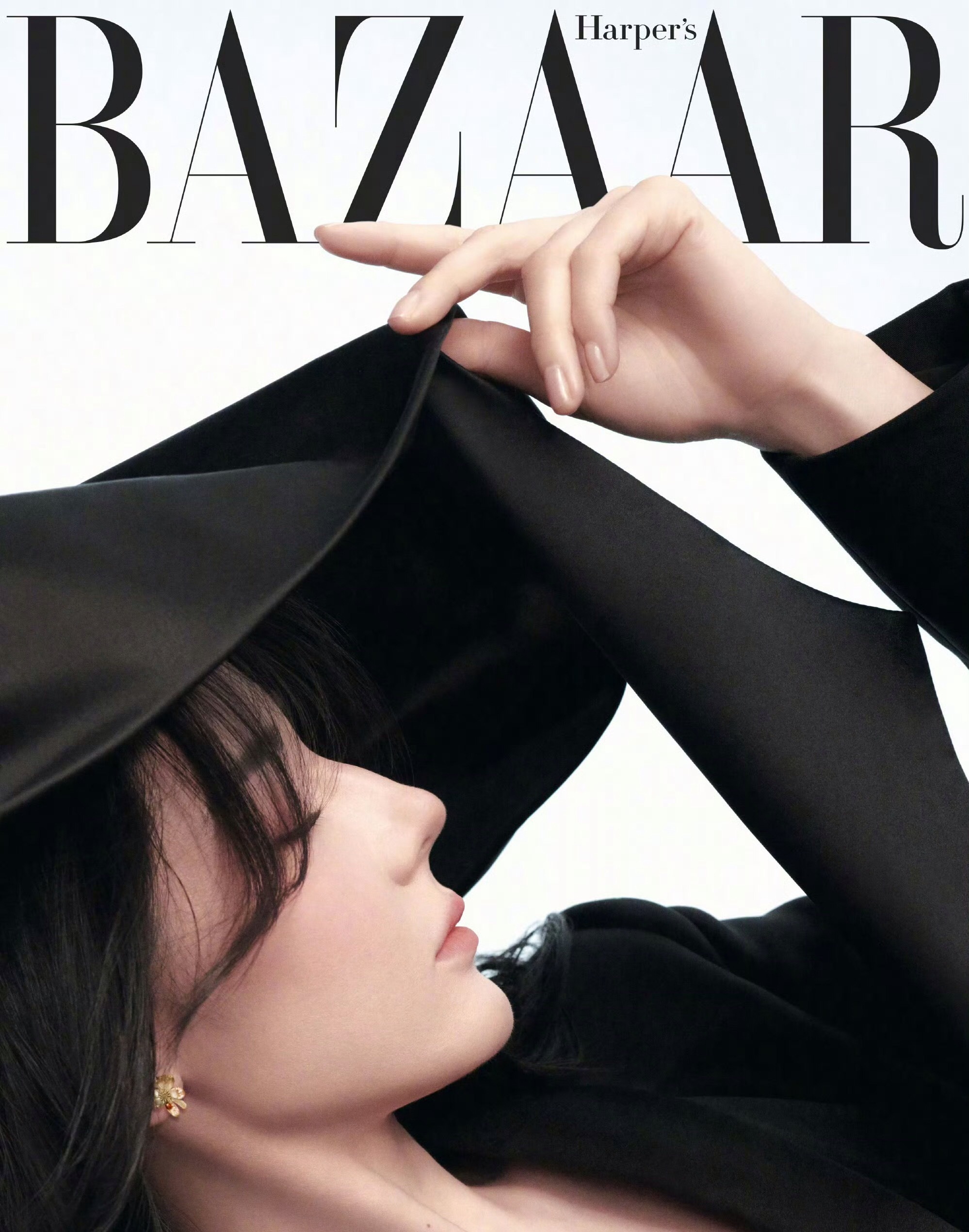 迪丽热巴时尚芭莎开年刊封面预告好绝的侧颜 