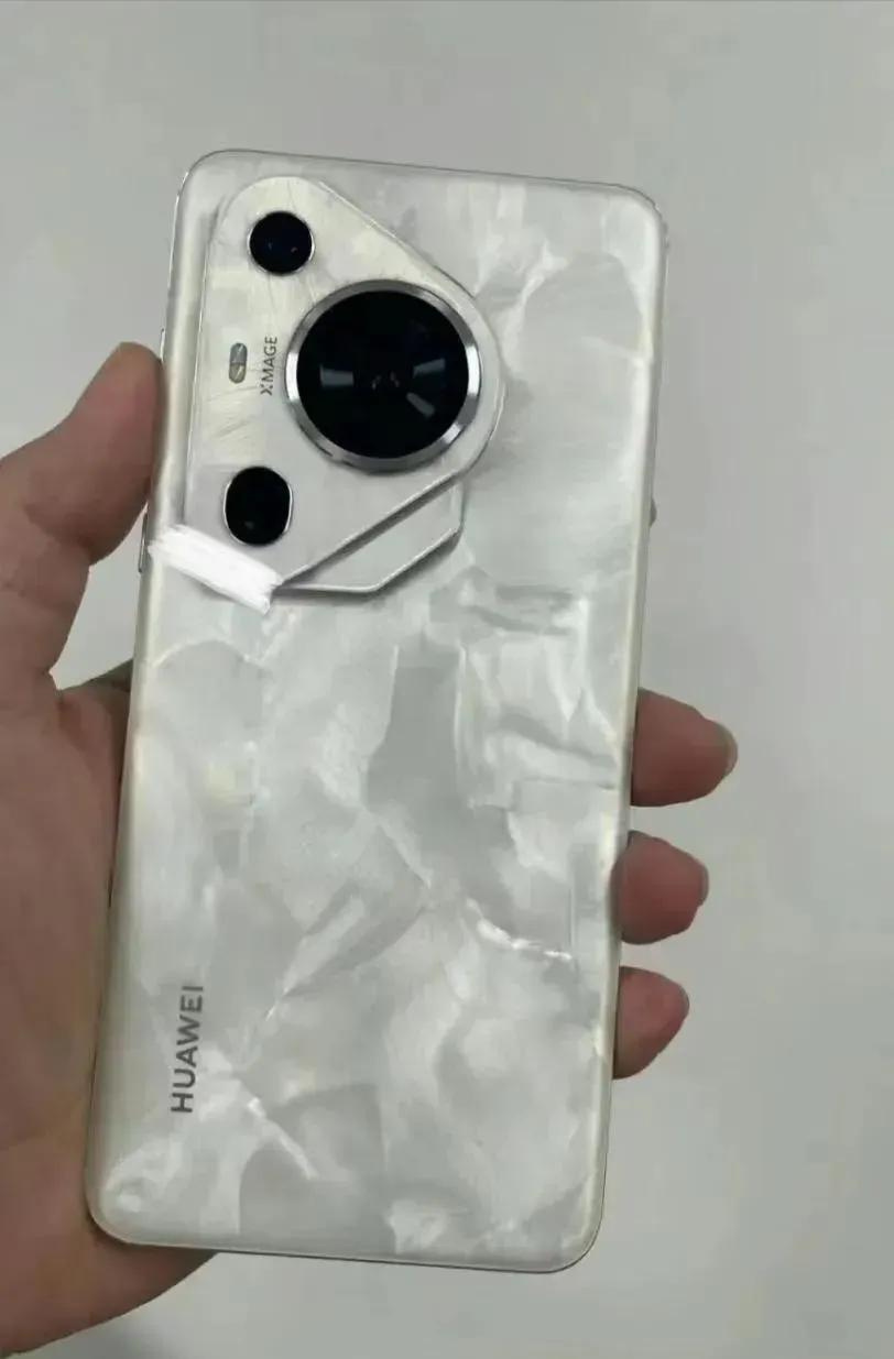 华为p70实机图，真长这样？不得不说华为在外观设计上越来越奔放了，但我觉得还可以