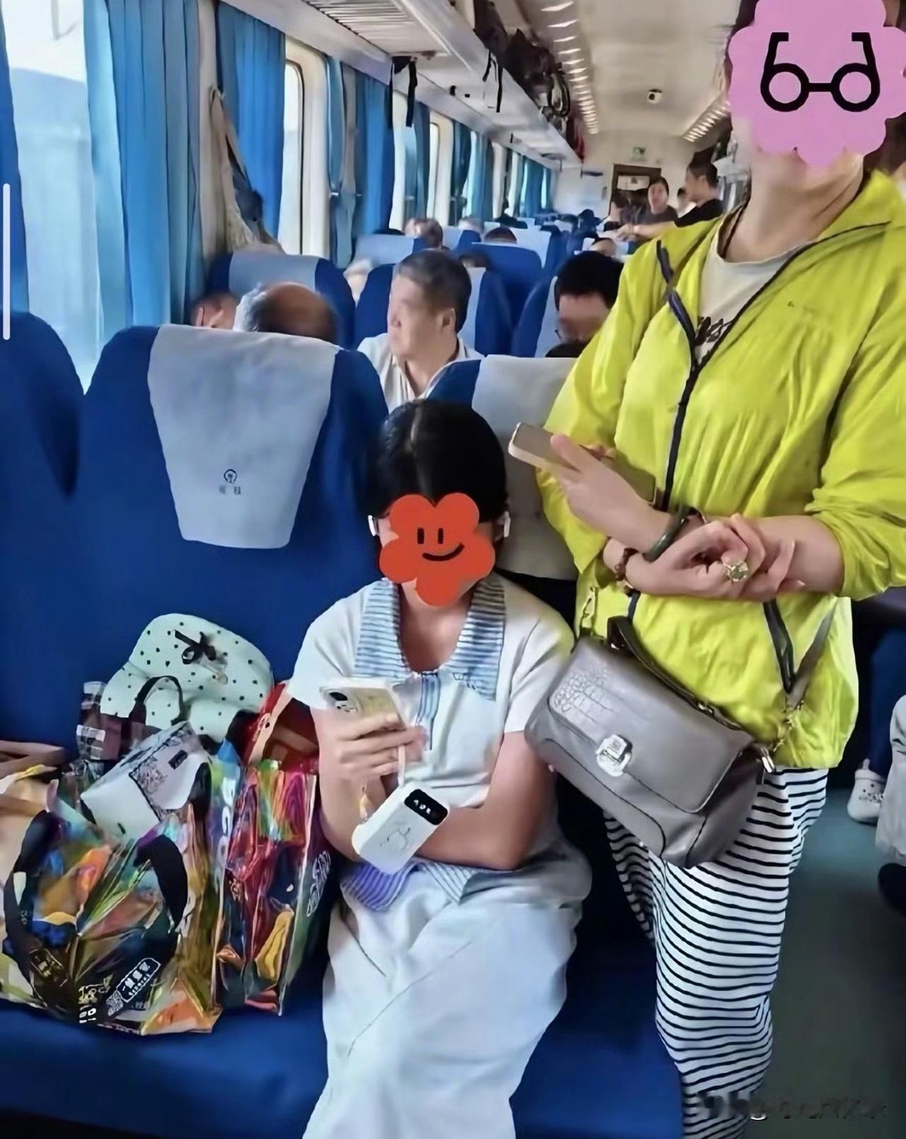 K1156次列车两名未成年女孩随母亲购置三张连座车票，母亲送孩子上车后未检票下车