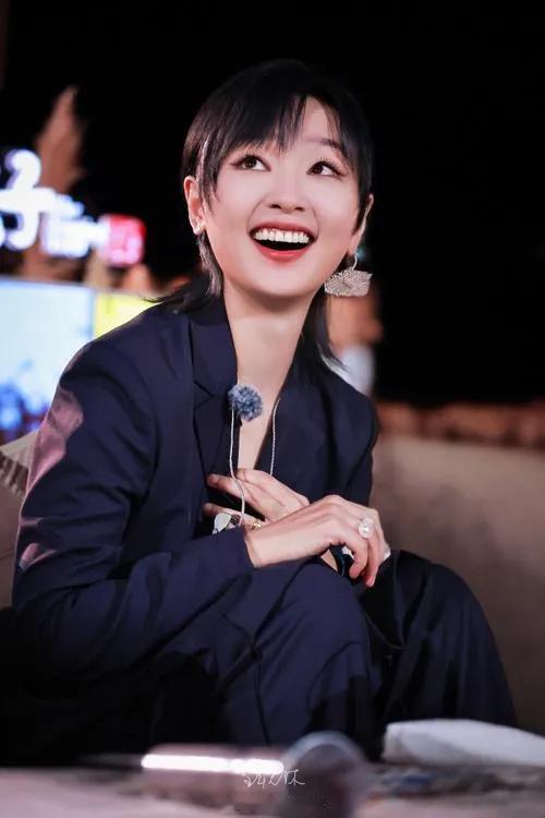 在2025中国电影导演之夜，周笔畅首次打卡烟台。一下车，宜人的气候就给她留下深刻