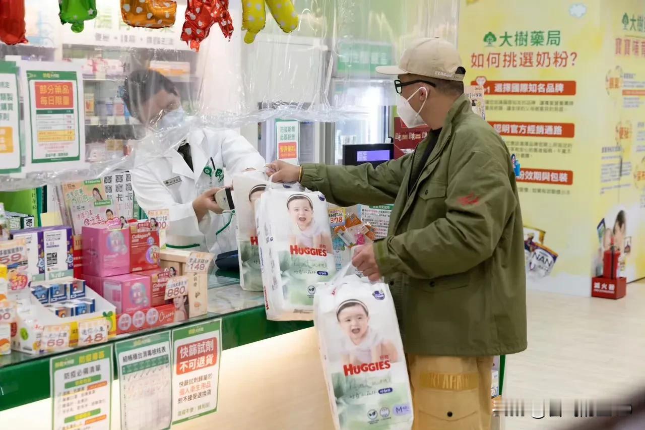 具俊晔要当爸爸了？晃眼一看，真的以为是光头大叔，现身育婴店买纸尿裤，此人的身材，