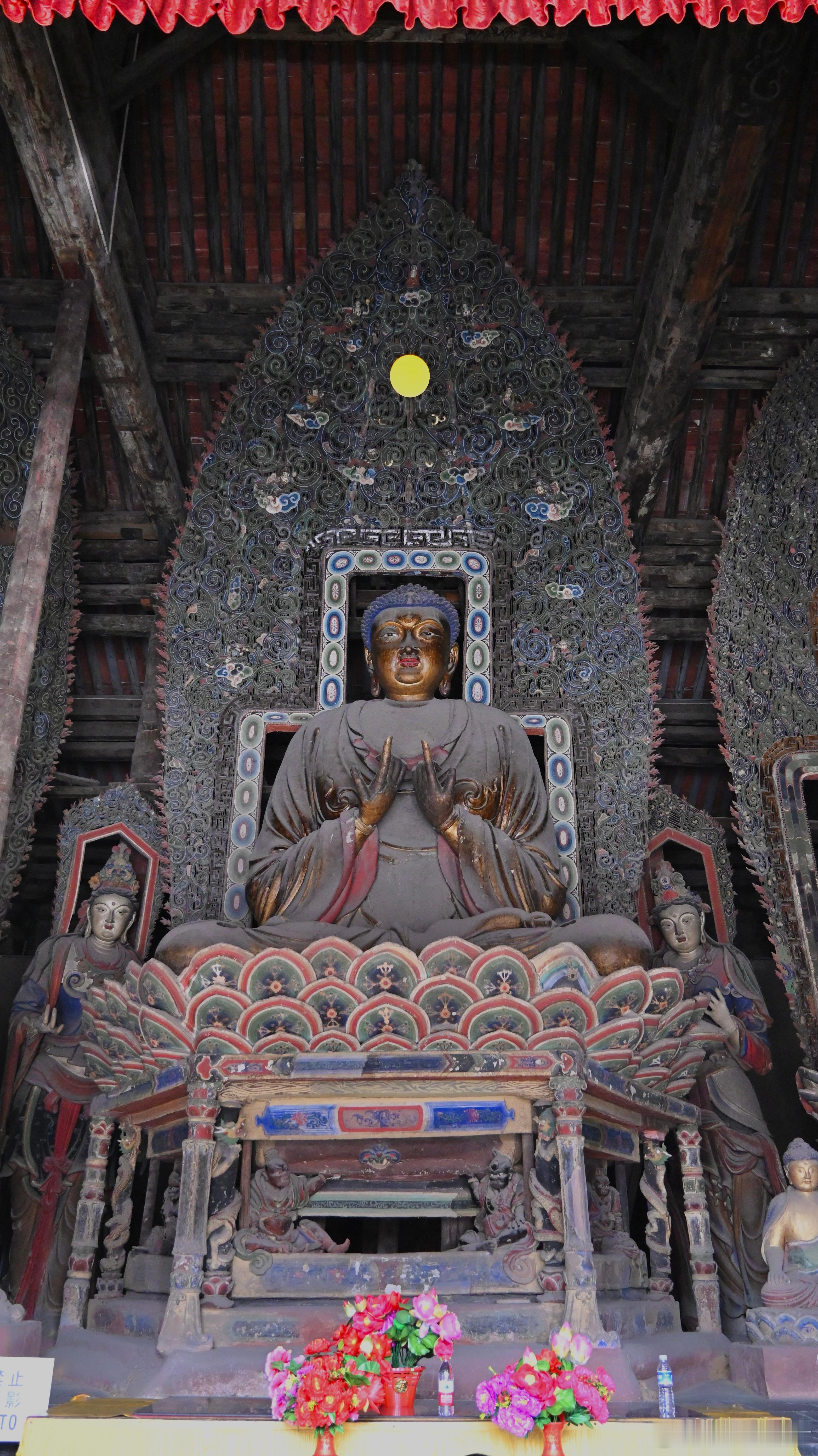 崇福寺弥陀殿内巨大的西方三圣彩塑 ​​​