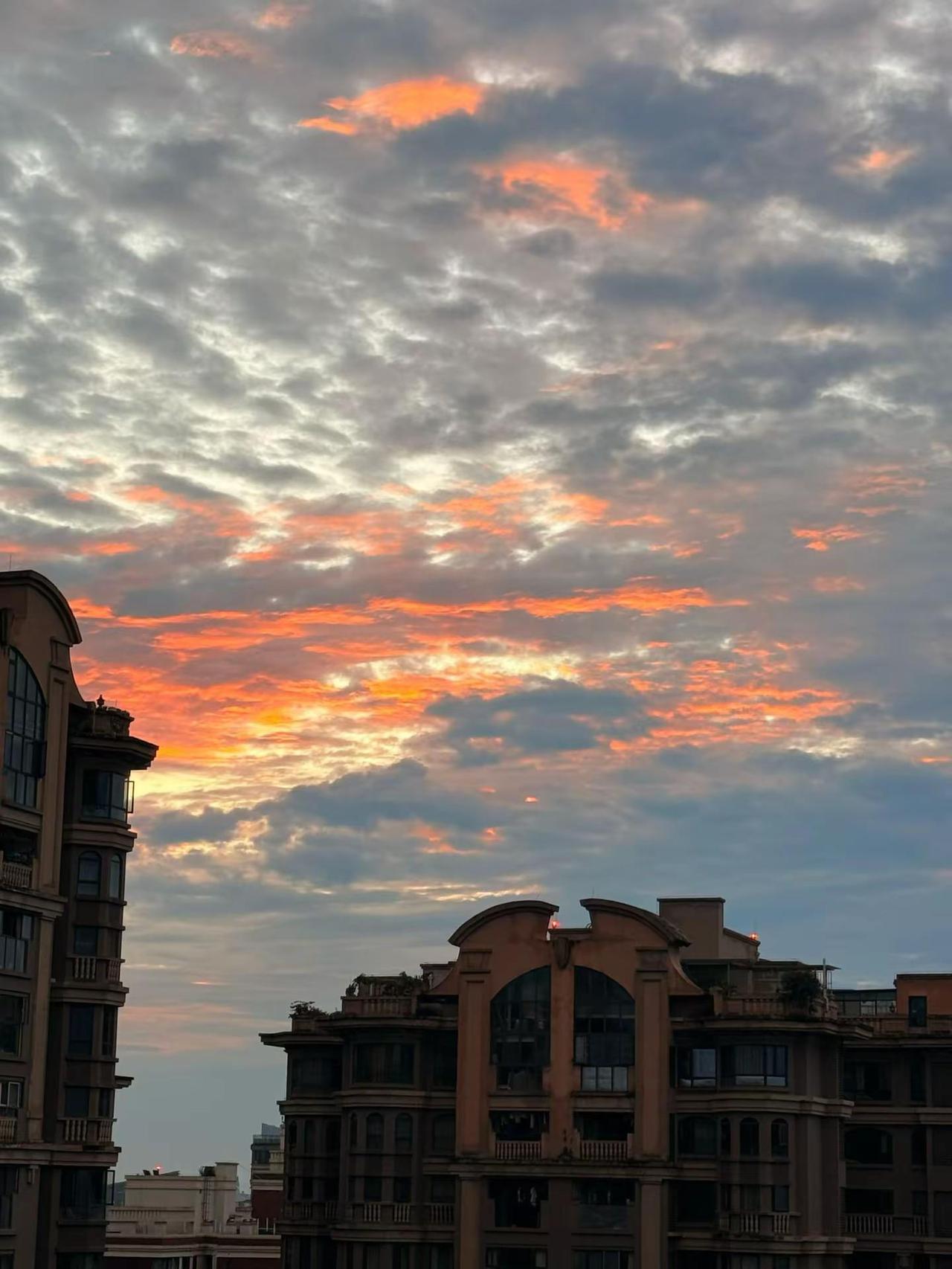 日落黄昏🌆天空爱好者 朝霞是天空给的惊喜 城市火烧云