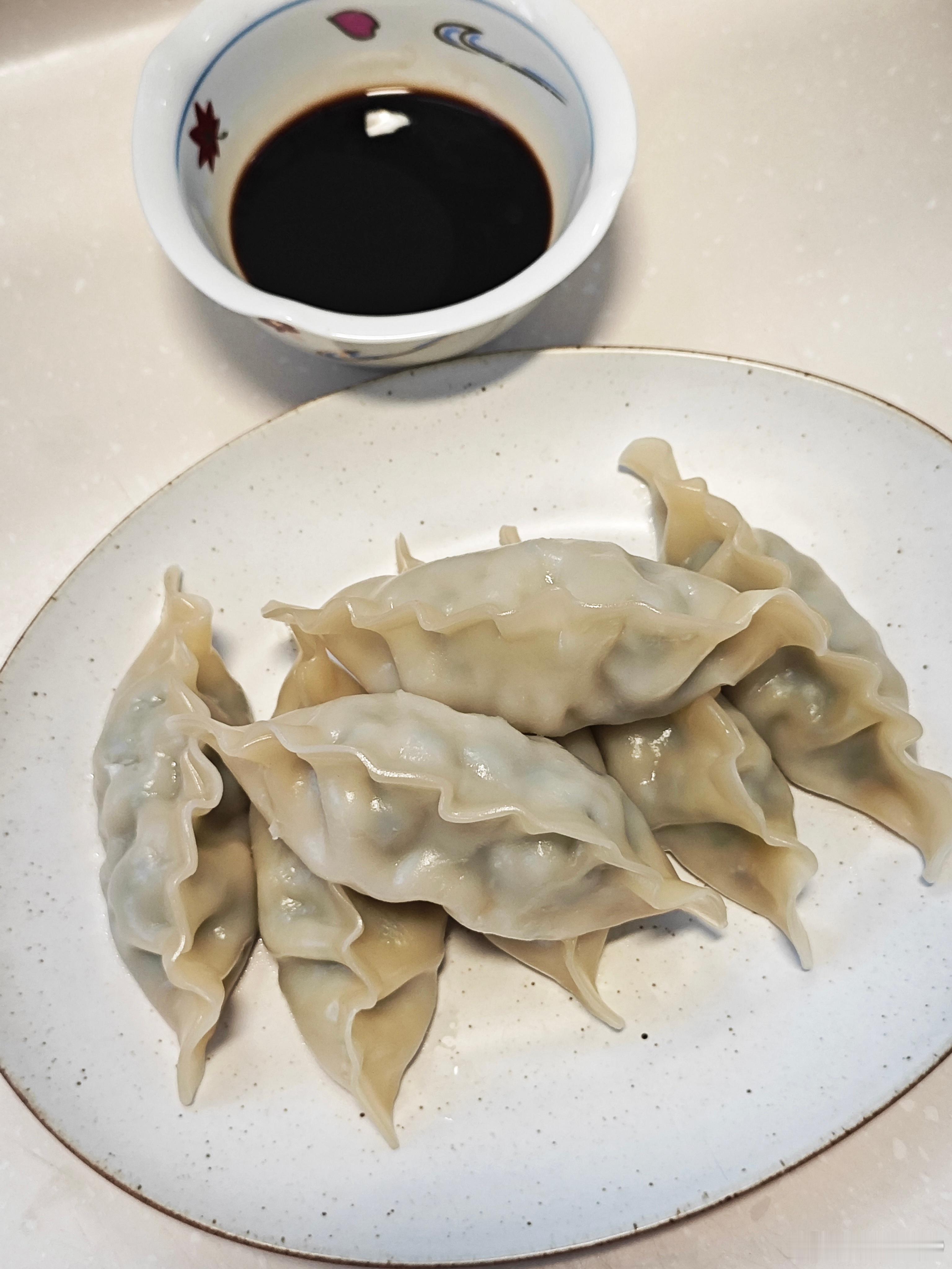 蒸了几个荠菜马蹄猪肉饺子嘴里一点味没有，倒了点酸和酱油下午烧到38度吃完饭吃药，