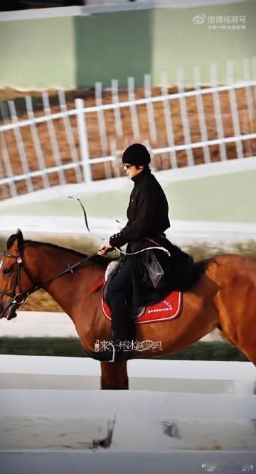 于适用小腿轻推马腹太苏了 谁懂啊！于适小腿轻推马腹的瞬间真的太苏了，干净利落的动