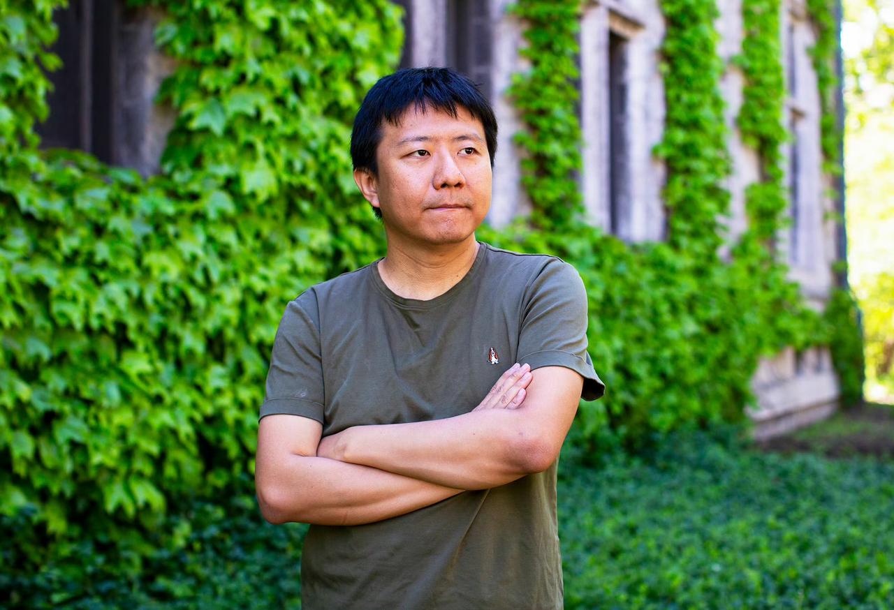 我看恋爱小说：熬夜追更，第二天老板问啥我反应慢半拍，脑子一团浆糊。

邓煜看恋爱