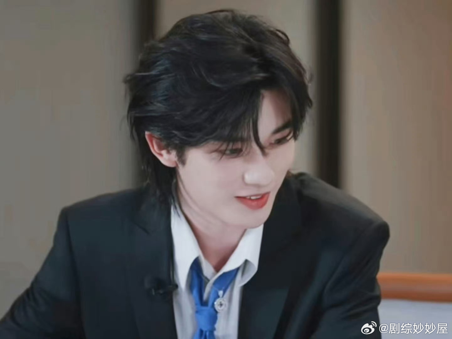 丁程鑫这一身，俨然王子降临！蓝色外套后的拖尾，如同新娘子的头纱，似王子又像新娘。