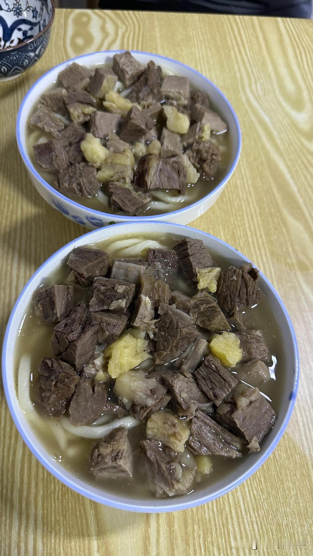 去西乌旗 只吃一碗牛肉面这家牛肉面太好吃了，晚上吃完早上又吃店里只有牛肉面 小咸