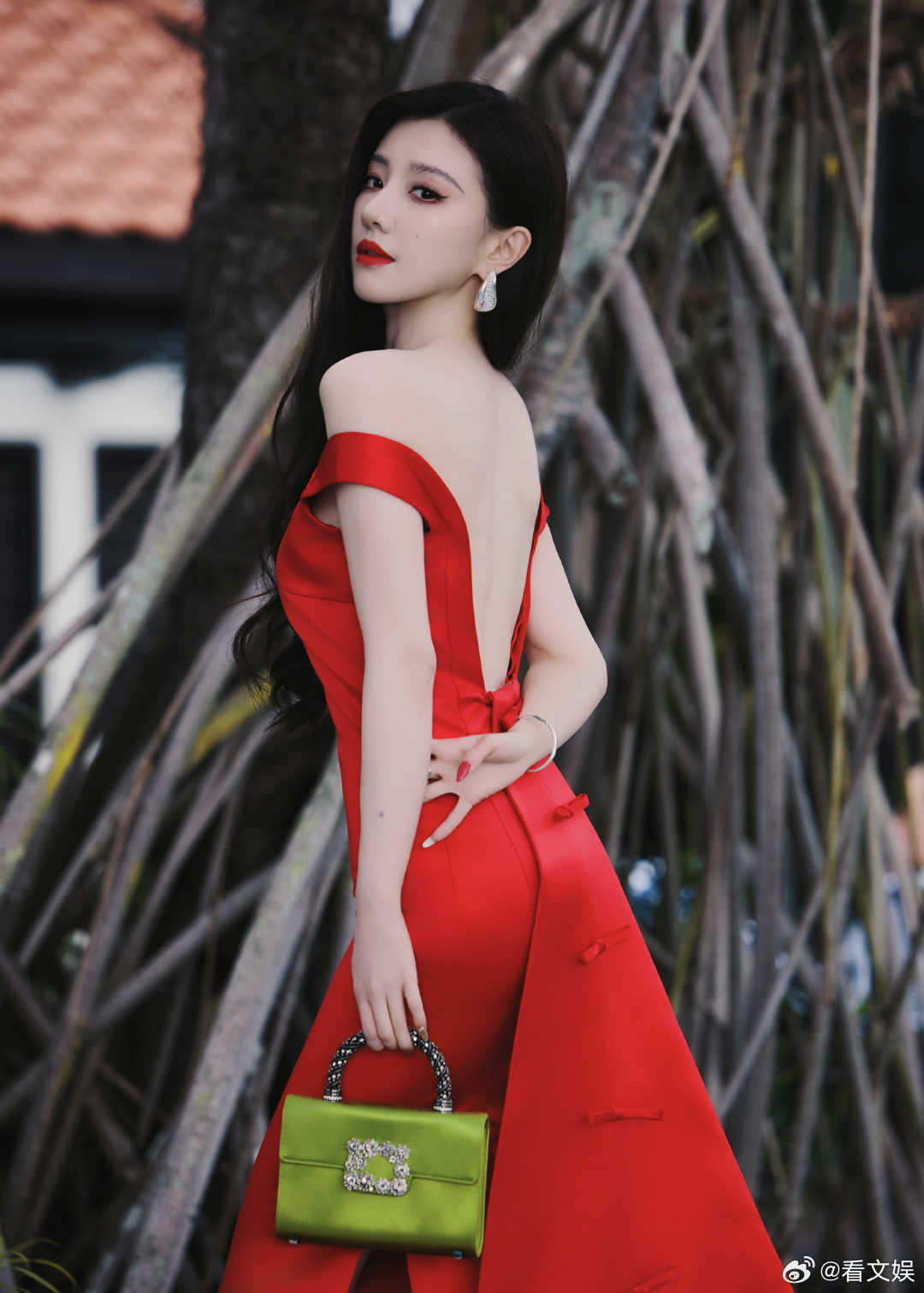 王鹤润红配绿不再是穿搭禁区 王鹤润好明艳一人王鹤润亮相活动，红缎长裙搭配绿色手袋