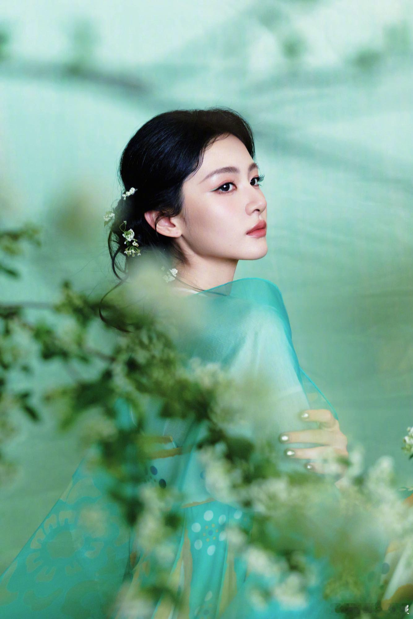 赵晴一袭唐风汉服来到郑州 